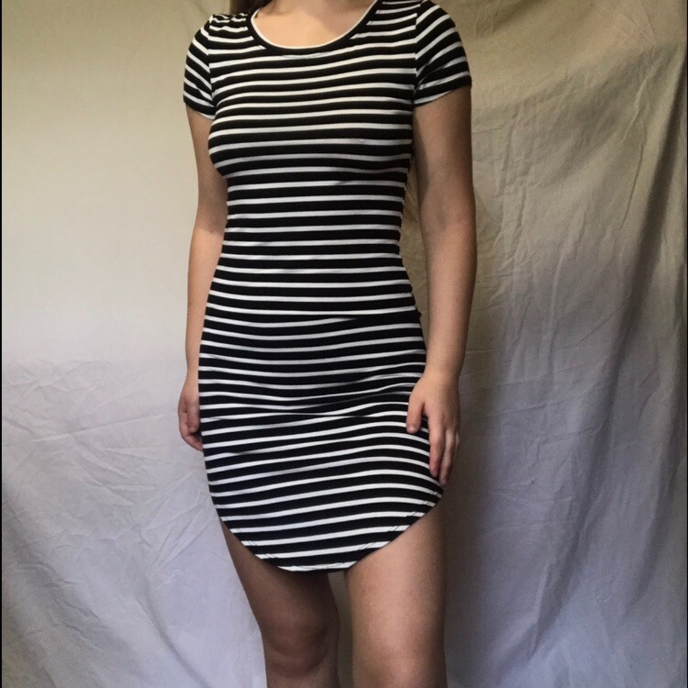 black and white short sleeve striped bodycon dress